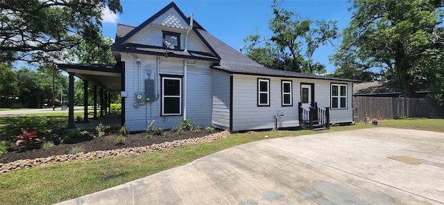 view of front of property with a front yard