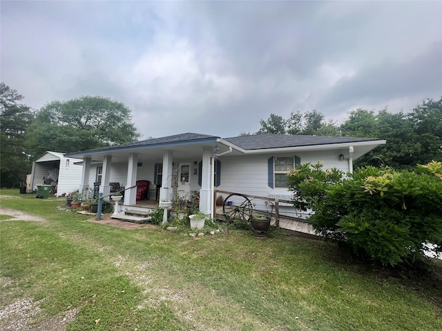 view of front of house featuring a front lawn