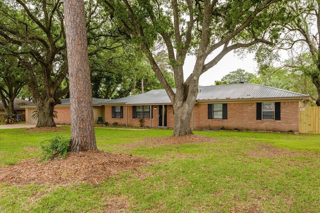 single story home with a front yard