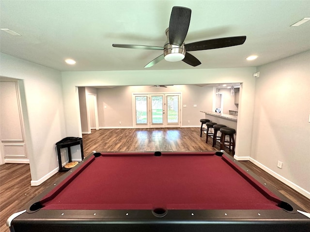 playroom with hardwood / wood-style flooring, indoor bar, and billiards