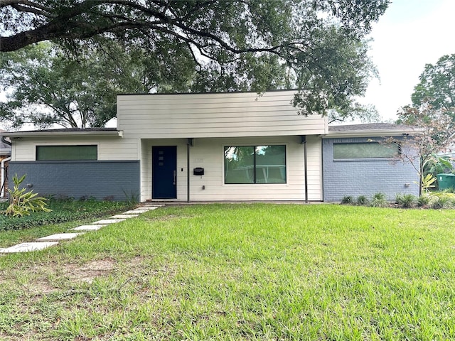 single story home with a front yard