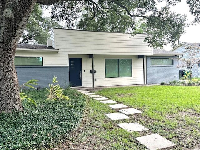 view of front of property featuring a front lawn