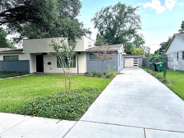 view of front of house featuring a front yard