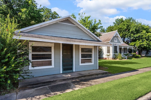 view of front facade featuring a front lawn