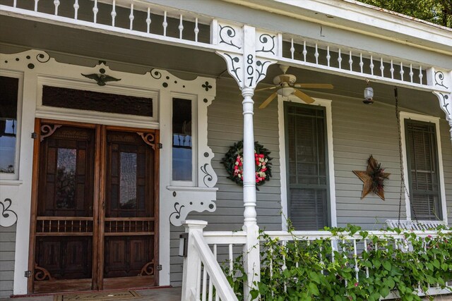 property entrance featuring ceiling fan and a porch