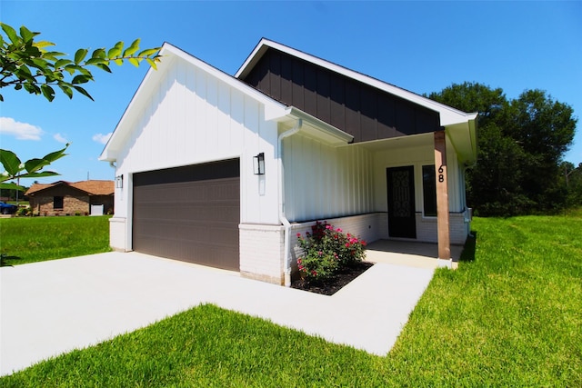 view of front of property featuring a front yard and a garage