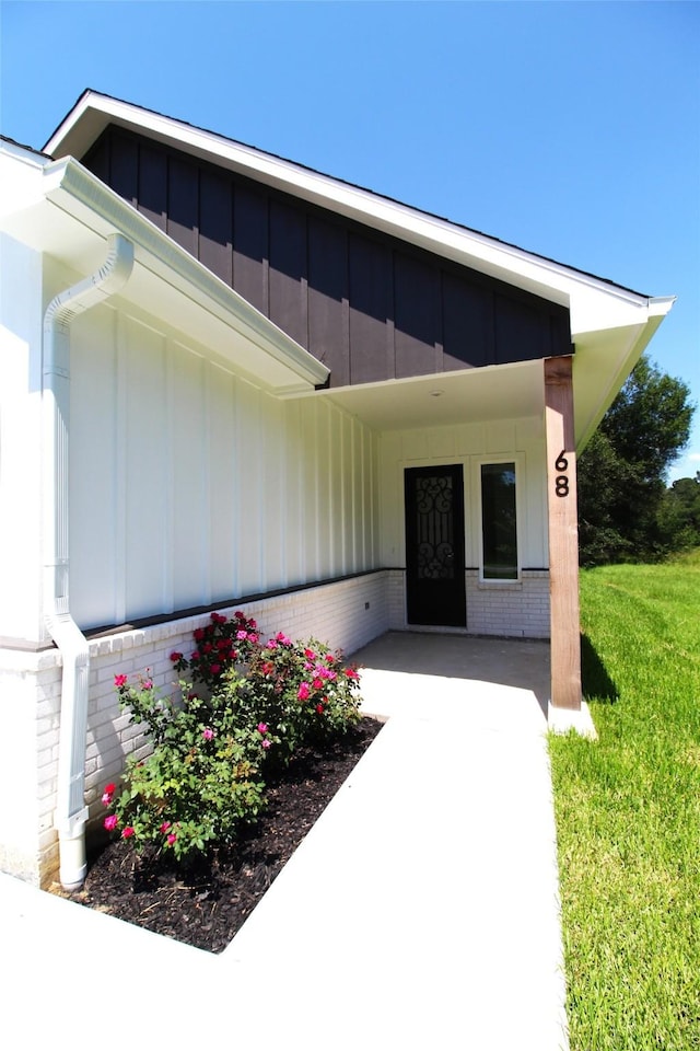 property entrance featuring a yard