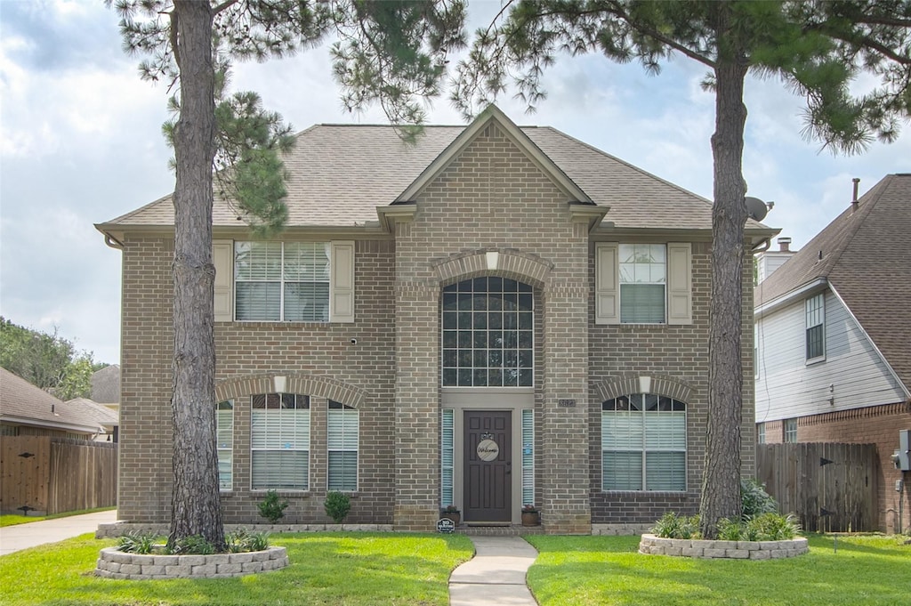 view of front of home featuring a front lawn