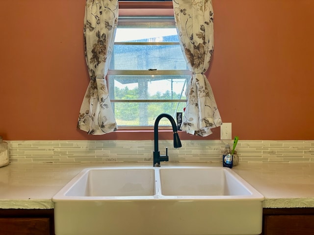 kitchen with backsplash and sink