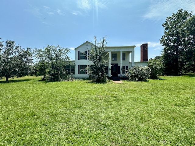 view of front of property featuring a front yard