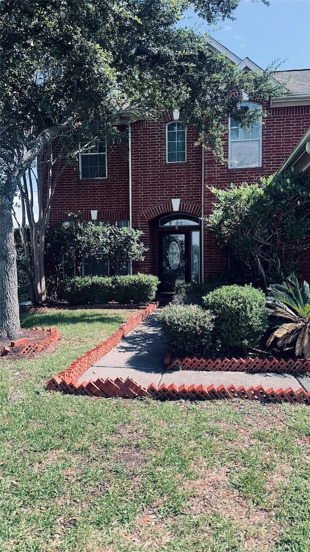 view of front of house with a front lawn