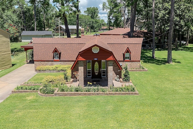 view of front of house featuring a front lawn