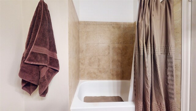 bathroom featuring shower / tub combo