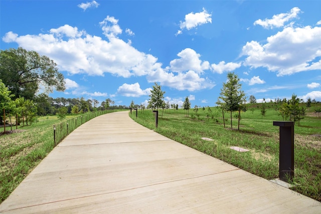 view of home's community featuring a rural view