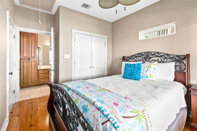 bedroom with hardwood / wood-style flooring, a closet, crown molding, and ceiling fan