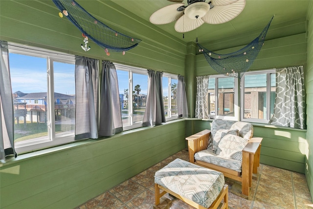 sunroom with ceiling fan