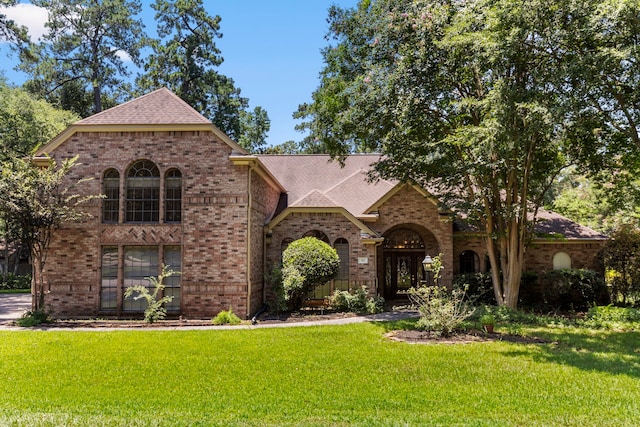 view of front of property featuring a front yard