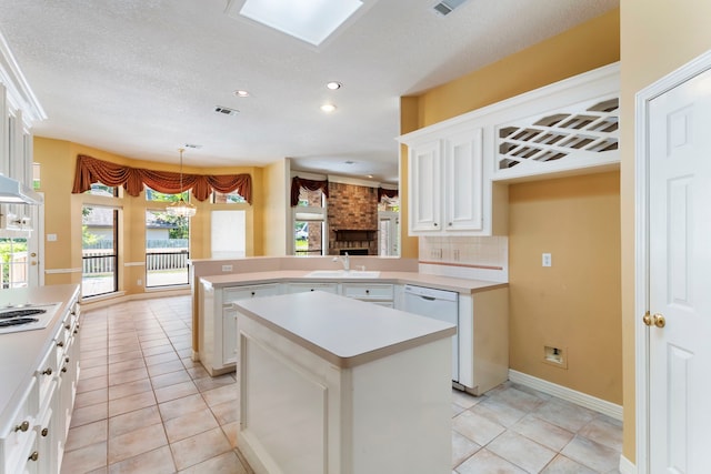 kitchen featuring sink, light tile patterned floors, backsplash, and kitchen peninsula