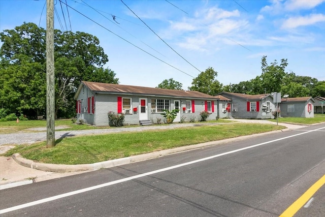 single story home featuring a front yard and entry steps