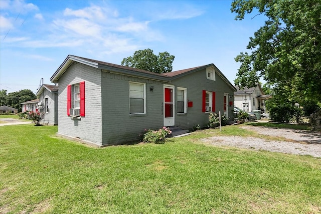 view of front facade featuring a front lawn