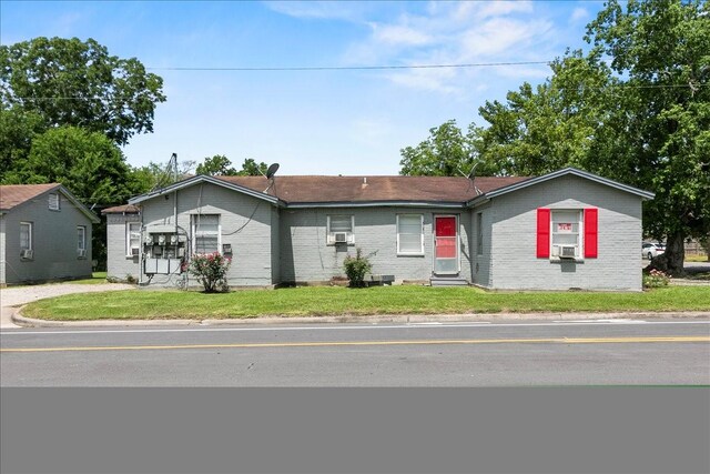 view of front of property featuring a front lawn and brick siding