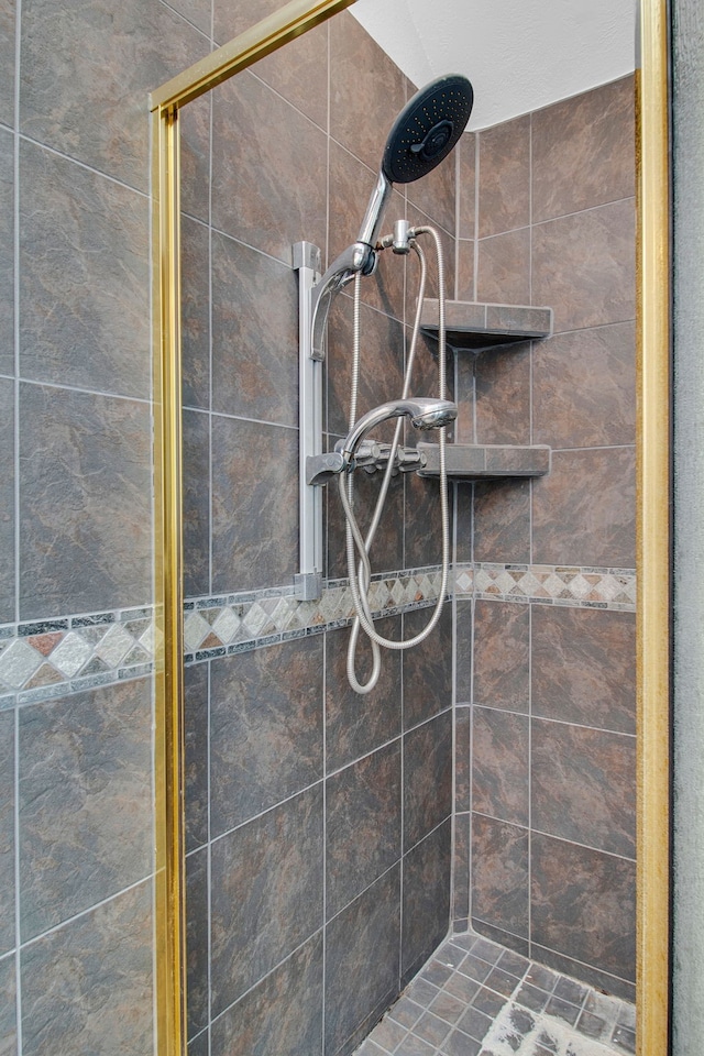 room details featuring a tile shower