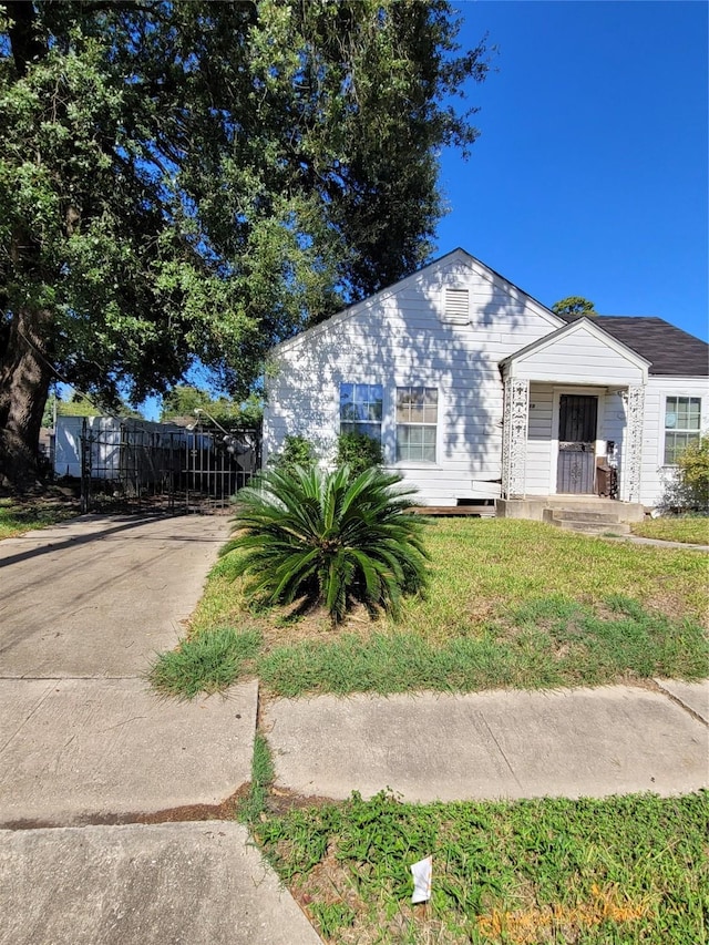 view of front facade featuring a front lawn