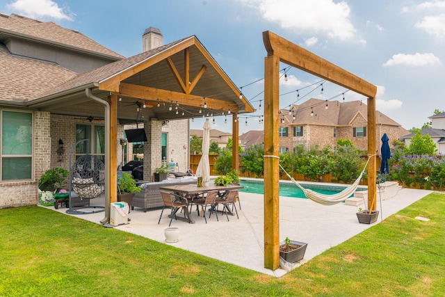 view of patio featuring ceiling fan and an outdoor hangout area