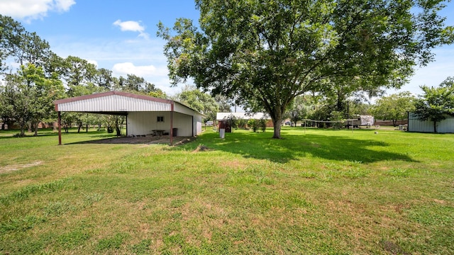 view of yard with an outdoor structure