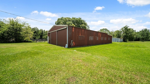 view of yard featuring an outdoor structure