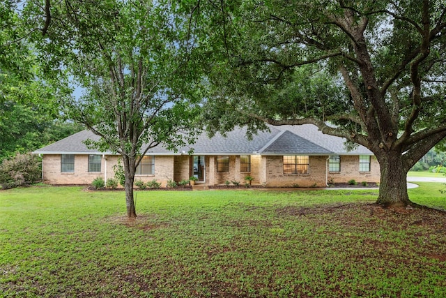 ranch-style house featuring a front yard