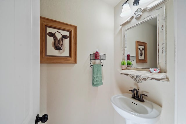 bathroom featuring a sink