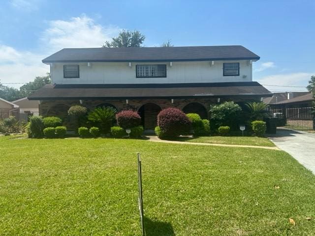 view of front of house with a front lawn