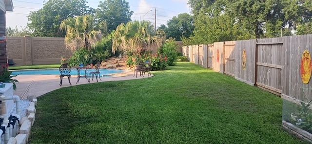 view of yard featuring a fenced in pool