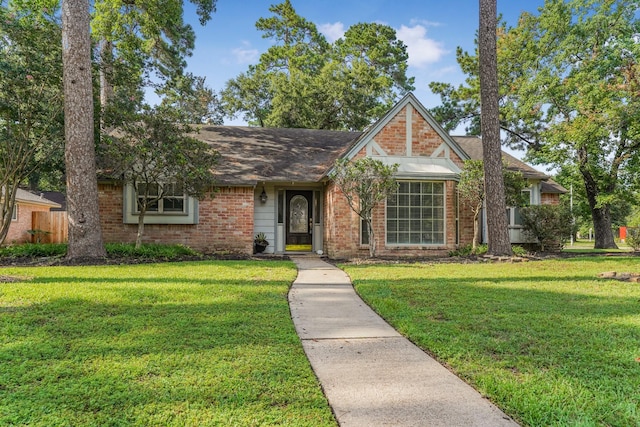 view of front of house featuring a front lawn