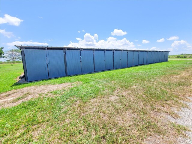 view of yard featuring an outdoor structure