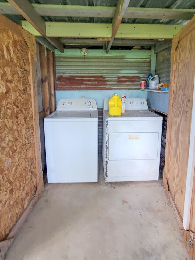 washroom featuring washing machine and clothes dryer