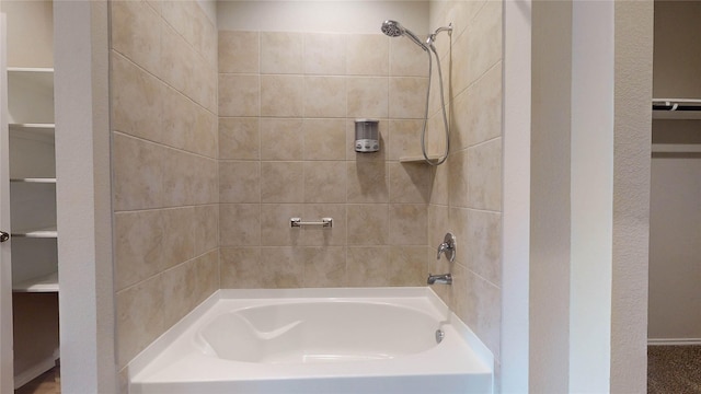 bathroom featuring tiled shower / bath