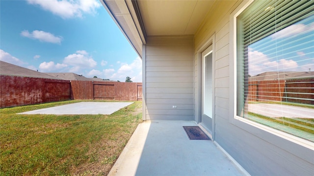 view of yard featuring a patio area