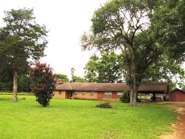 view of front of home featuring a front yard and an outdoor structure