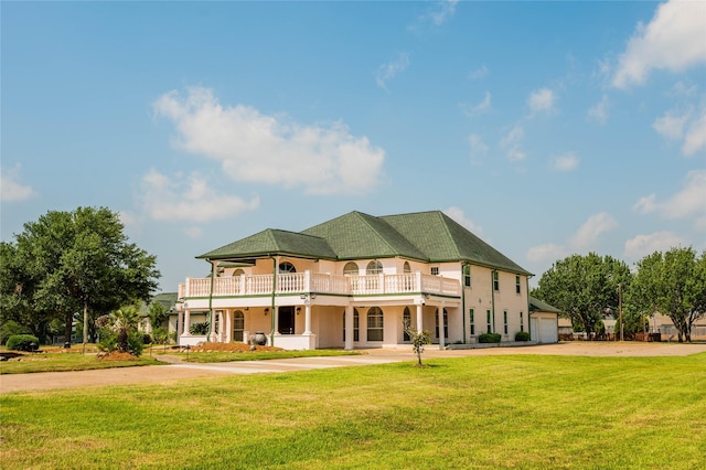 view of front of property with a front yard