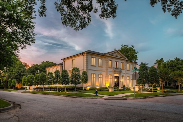 view of front of home featuring a lawn