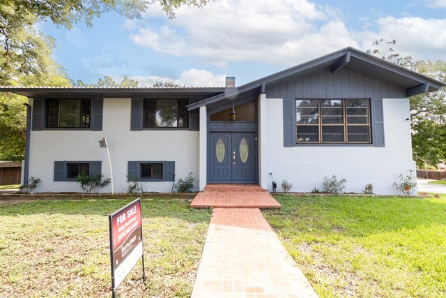 view of front of home with a front lawn