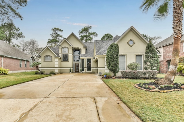 view of front facade with a front lawn