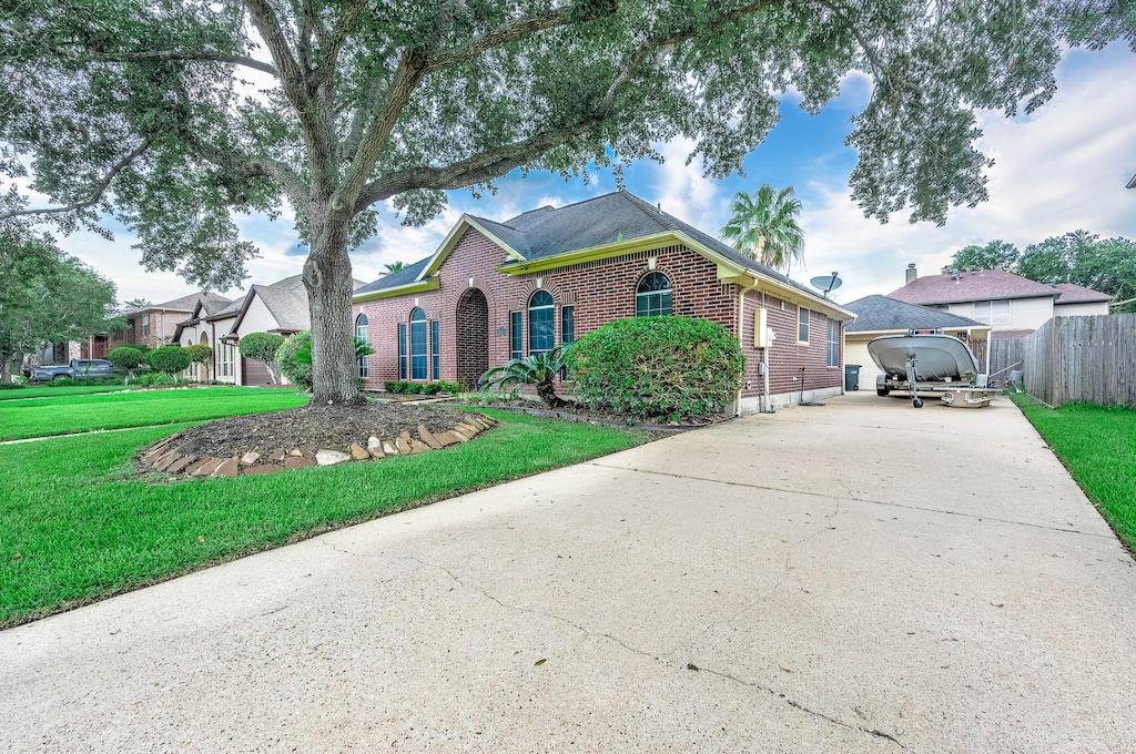 view of front of home featuring a garage and a front yard