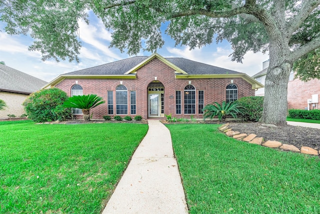 view of front of property with a front yard