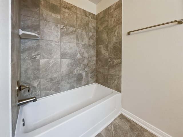 bathroom with tiled shower / bath combo