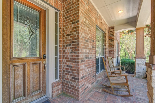 property entrance featuring a porch