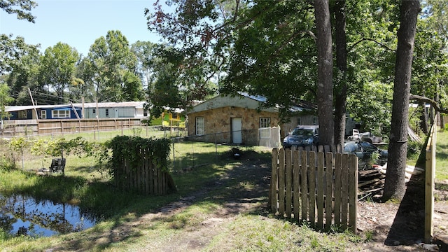 view of yard featuring a water view