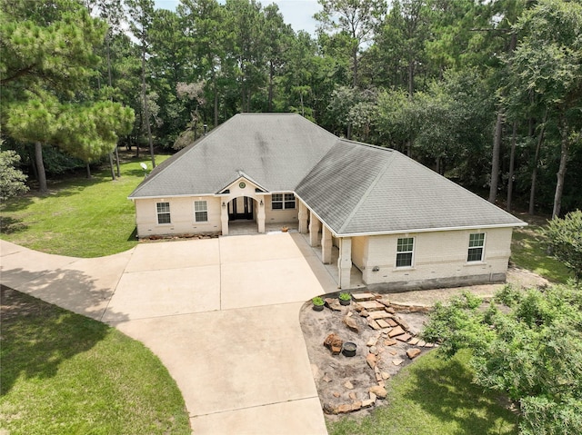 view of front of property with a front yard